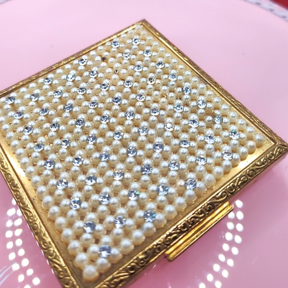 Beautiful Vintage Gold Compact With Rhinestoned and Faux Pearled On Lid⁶
